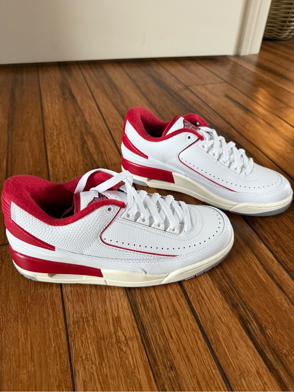 Boys White and Red Low-Top Sneakers Nike
